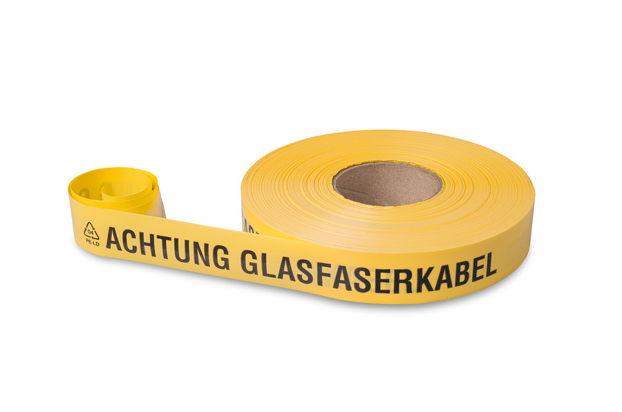 The pipe route warning tape warns of bundles lying in the ground.